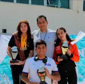 Por Tirzo Estevez Suazo Cuatro primeros lugares y cuatro segundos, así como campeón individual, fue la enorme cosecha dAntonio Rodríguez Ramírez “Tigre Toño” en el CL Torneo de la Amistad 2026 celebrado los días 13, 14 y 15 de febrero en la alberca Aquadome Sport Plaza de la ciudad de Puebla. Un torneo organizado por la Asociación Poblana de Natación y Aguas Abiertas en las categorías 19 y mayores rama Varonil, donde estuvieron tritones que ya andan pisando la Primera Fuerza y con estas competencias elevan el fogueo y nivel competitivo que les da el impulso suficiente para las competencias nacionales. Estos fuerton sus resultados Primer lugar en 1500 metros libre Primer lugar en 800 metros libre Primer lugar en 400 metros libre Primer lugar en 100 metros libre Segundo lugar en 200 metros libre Segundo lugar en 200 metros mariposa Segundo lugar en 100 metros mariposa Segundo lugar en 200 metros combinado Campeón individual